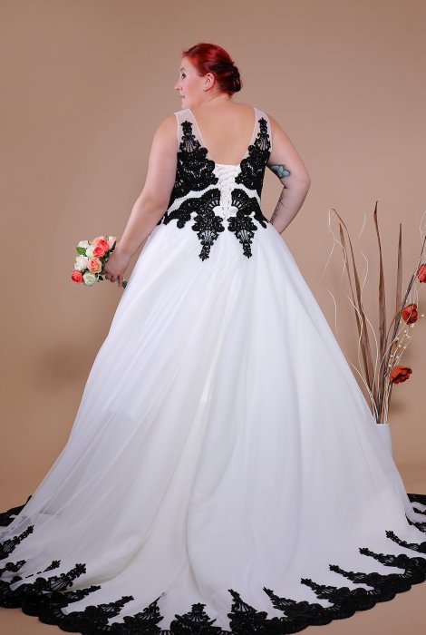 Hochzeitskleid für braut von Schantal, Kollektion Queen XXL, Modell 14120 XXL. Foto 5