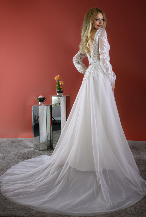 Hochzeitskleid für braut von Schantal, Kollektion Kiara, Modell 52171. Foto 2